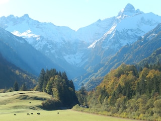 Talwanderung mit erstem Neuschnee in den Bergen