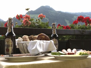 Brotzeit auf Küchenbalkon