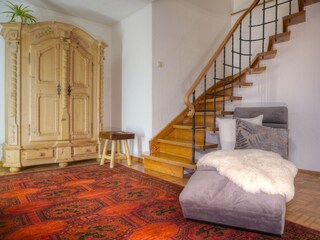 Teilansicht Wohnraum, Fewo I mit Treppe zu den SZ