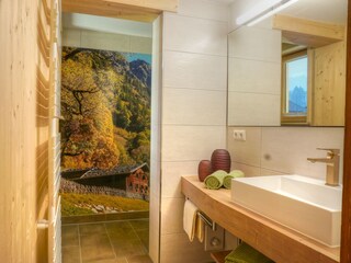 Waschtisch und Durchgang in begehbare Dusche