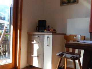 Teilansicht Küche mit Balkontüre