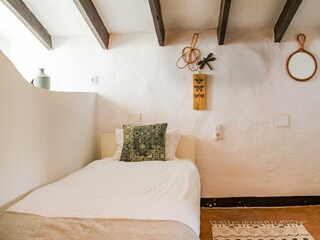 Bedroom with single bed