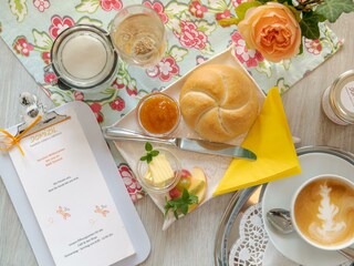 Frühstück Kaffee Marmelade Butter Semmel