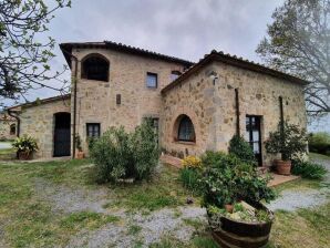 Holiday house Attraente casa vacanze con piscina in comune - Seggiano - image1