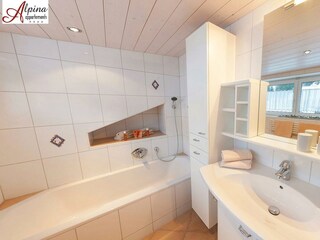 zwei Badezimmer, eines mit Badewanne, Dusche, WC