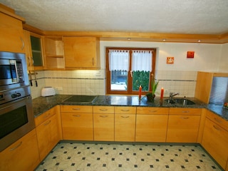 große vollausgestattete Küche mit Steinplatte