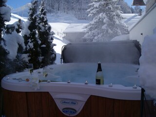 Außenwhirlpool für noch mehr Entspannung im Alpina