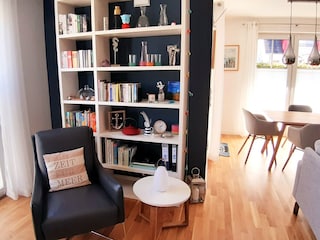 Lesesessel mit Bücherregal