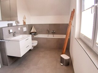 Bad mit Badewanne und Dusche