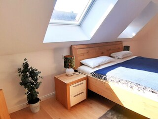 Schlafzimmer mit Doppelbett