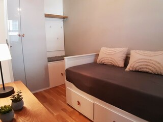 Schlafzimmer mit Arbeitsbereich