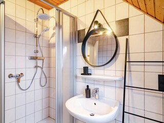 Bad mit Dusche und WC