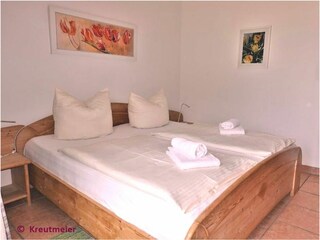 separates Schlafzimmer mit  Doppelbett