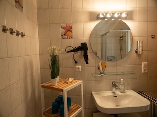 Badezimmer mit Dusche