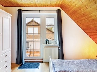 Schlafzimmer I mit Zugang zum Balkon