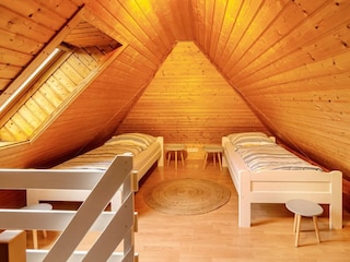 Schlafzimmer II über Raumspartreppe