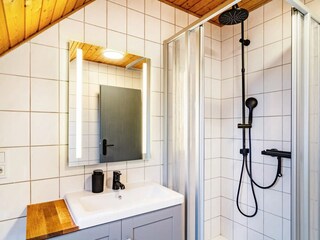 Bad mit Dusche und WC