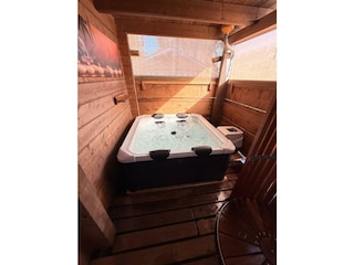 Beheizter Whirl-Pool im Außenbereich