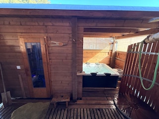 Außensauna und Whirl-Pool