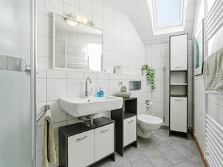 Bad mit Dusche und WC