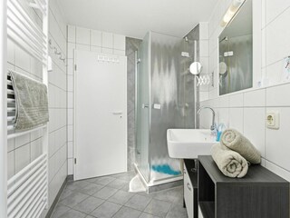 Bad mit Dusche und WC