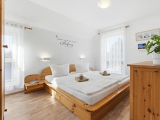 Schlafzimmer mit Doppelbett