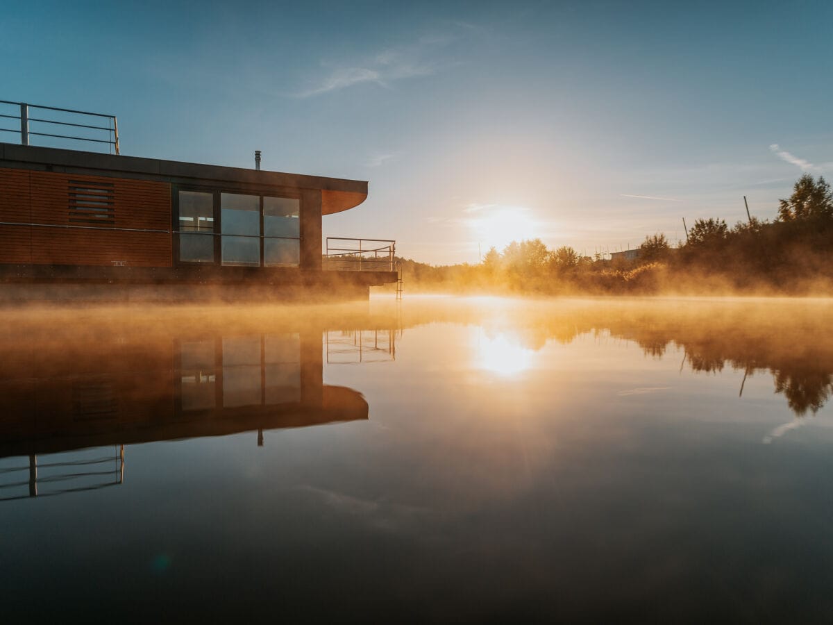 Floatinghouses bei Sonnenaufgang