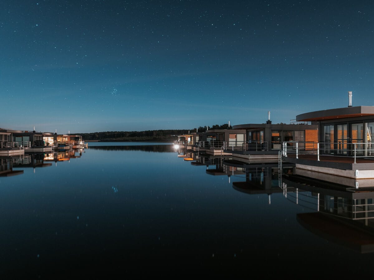 Floatinghouses Bärwalder See Resort bei Nacht