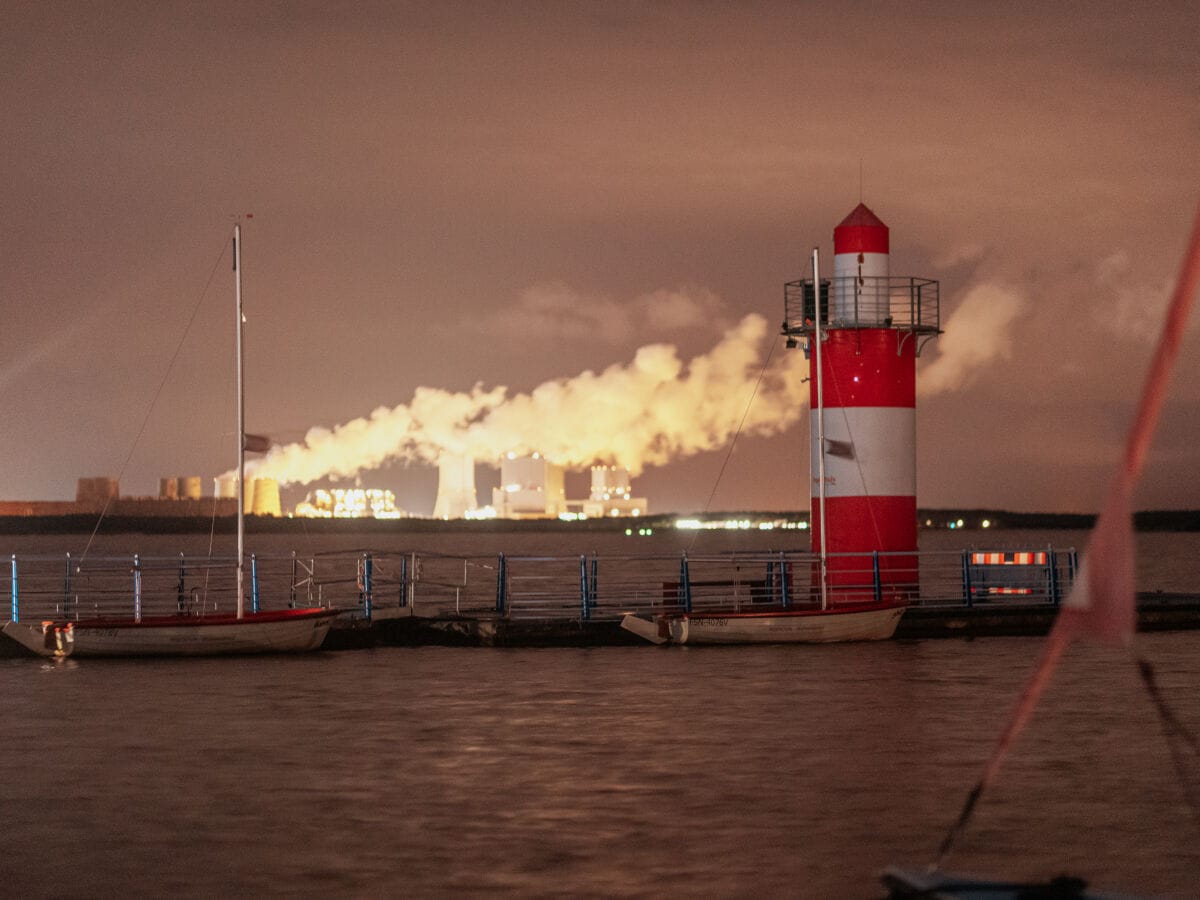 Floatinghouses Leuchtturm bei Nacht