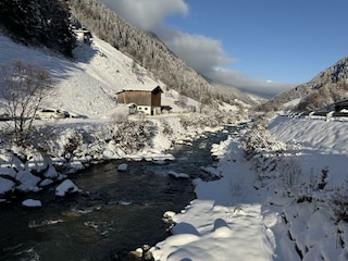 von der Brücke talauswärts
