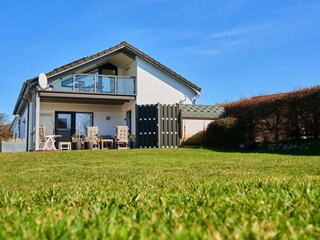 Gartenperspektive des Ferienhauses Schlei-Fels