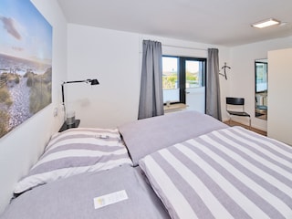 Schlafzimmer, direkt zum Garten, mit Außenjalousien