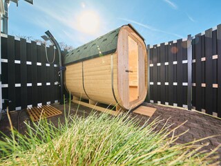 Faßsauna, abgeschirmt und mit Gartendusche
