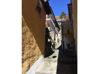 Seitenansicht,  eingebettet in romantischer Umgebung