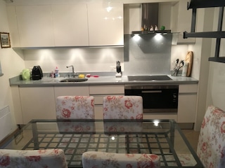 modernste Küche mit Esstisch