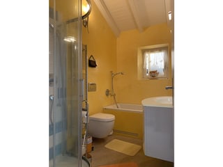 Badezimmer, Whirlwanne, Duschkabine ,WC, Lavabo