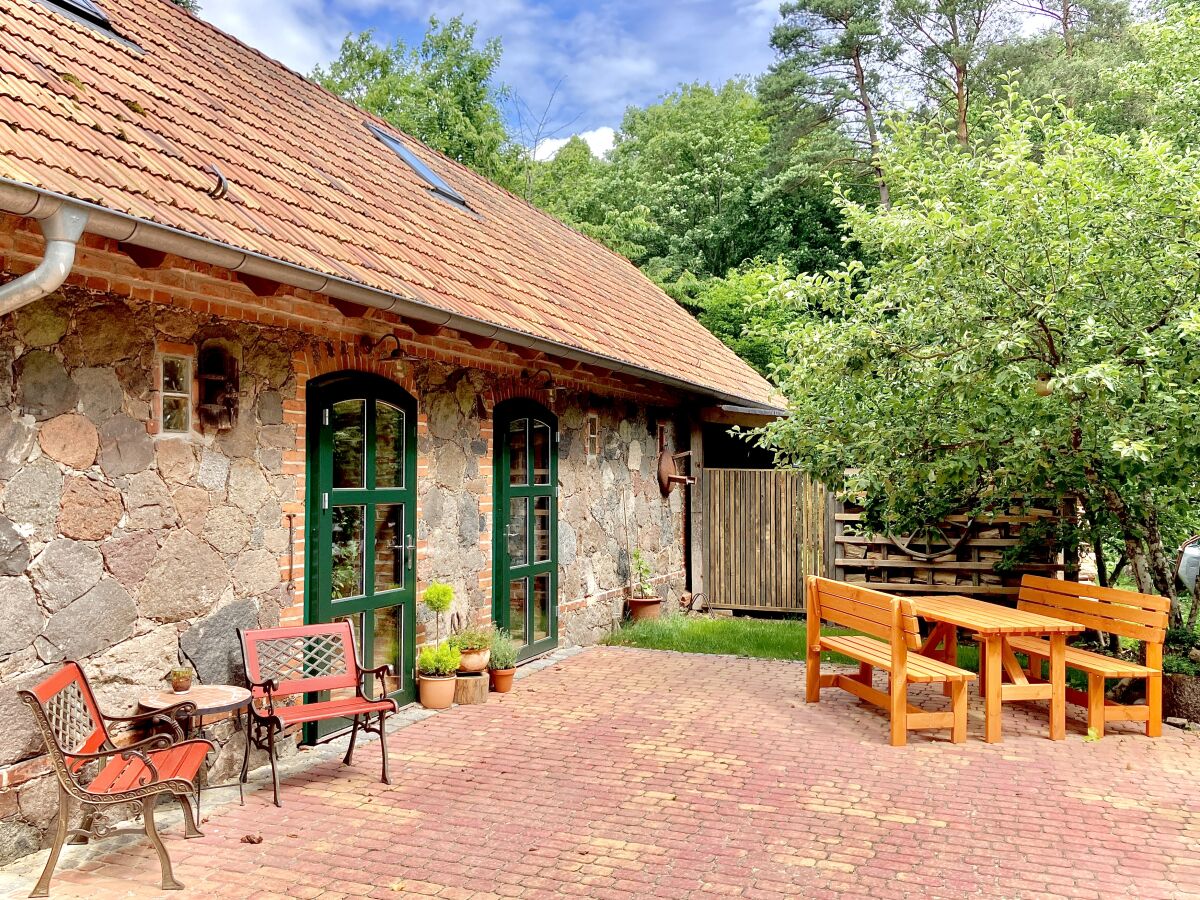 Terrasse mit Sitzbereich und kleinem Garten