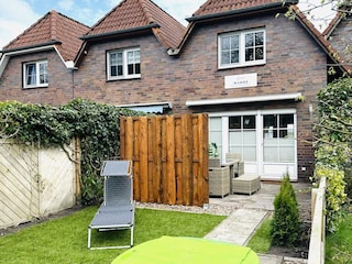 Eingezäunter Garten mit Markise