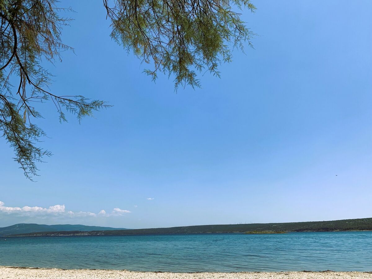 Kieselstrand mit kristallklarem Meer