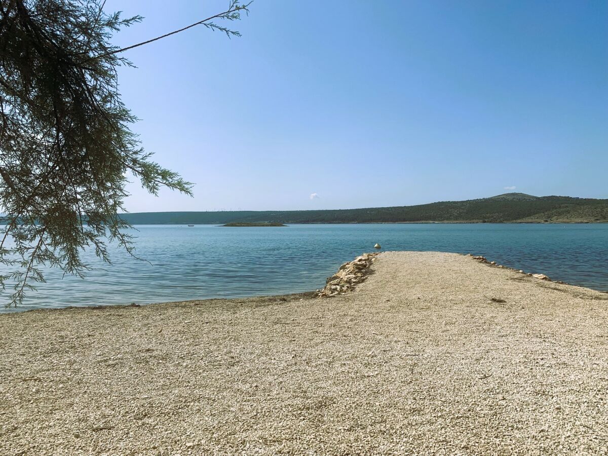 Kieselstrand mit kristallklarem Meer