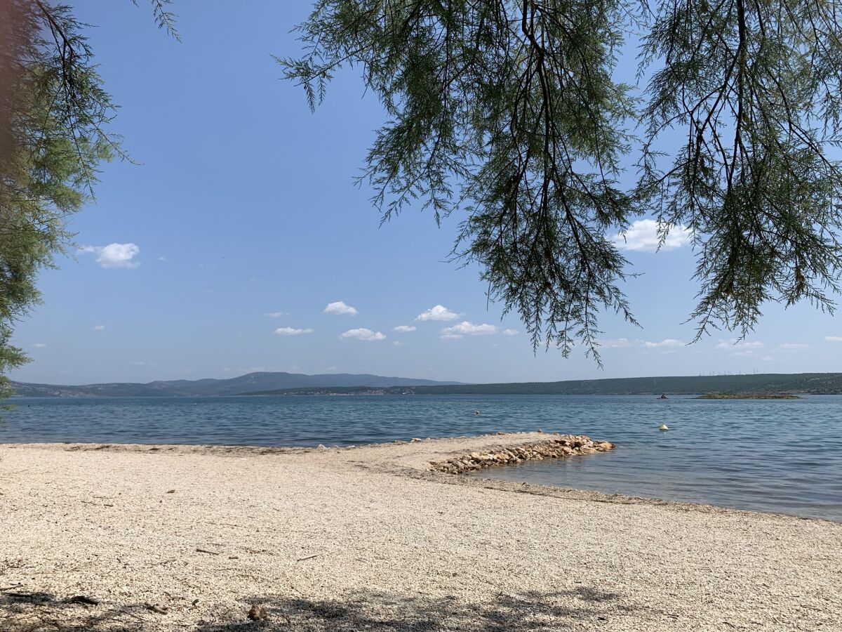 Kieselstrand mit kristallklarem Meer