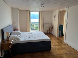 Das Schlafzimmer mit Blick auf die Rebberge  & La Léman