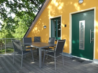 Große Terrasse mit Grillplatz unter Eichen