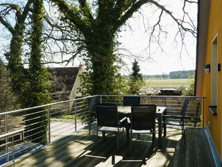 Große Terrasse unter Eichen