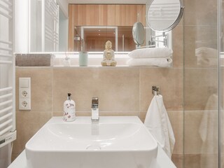 Badezimmer mit Handtuchwärmer