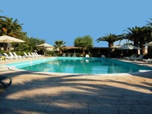 Einladendes Ferienhaus in Trinitapoli mit Swimmingpool - Barletta - image1