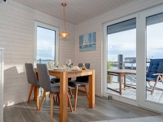 Essen mit Blick aufs Wasser