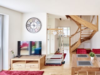 Helles Wohnzimmer mit Blick zur Küche, Massivholzmöbel