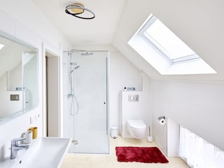 Helles großes Bad Villeroy&Boch mit Regendusche