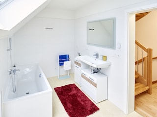 und Badewanne, hochwertige Grohe-Armaturen und Marmor
